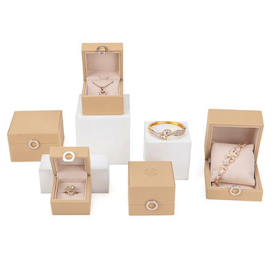 Logotipo de estampado caliente personalizado Cuatro hojas de trébol caja de joyería de cuero PU para anillos de tamaño personalizado