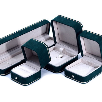 Tamaño personalizado y logotipo personalizado Caja de joyas de terciopelo verde para anillo de collar de pulsera