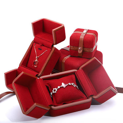 Caja de joyas de cuero PU para logotipo personalizado Aretes rojos Brazalete Collar Anillo de embalaje