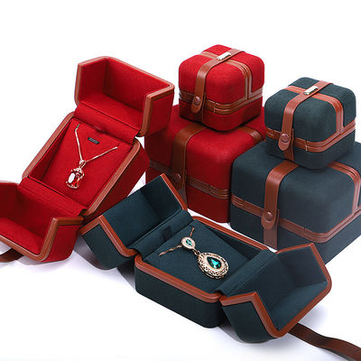 Caja de joyas de cuero PU para logotipo personalizado Aretes rojos Brazalete Collar Anillo de embalaje
