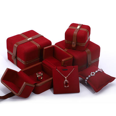 Caja de joyas de cuero PU para logotipo personalizado Aretes rojos Brazalete Collar Anillo de embalaje