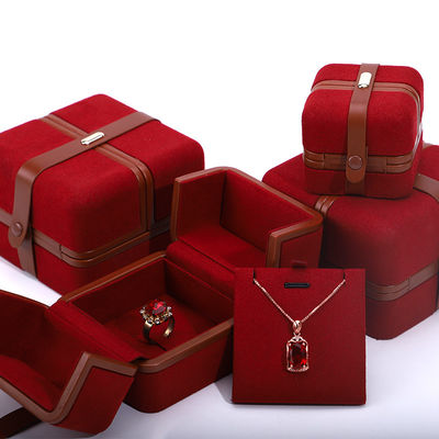 Caja de joyas de cuero PU para logotipo personalizado Aretes rojos Brazalete Collar Anillo de embalaje