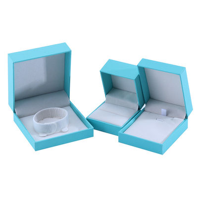 Fabricación al por mayor Caja de joyería de lujo personalizada de alta gama Collar Brazalete Aretes Anillo conjunto de joyas Embalaje papel de cartón azul cielo flip Caja de joyas con logotipo