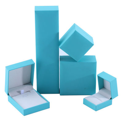Fabricación al por mayor Caja de joyería de lujo personalizada de alta gama Collar Brazalete Aretes Anillo conjunto de joyas Embalaje papel de cartón azul cielo flip Caja de joyas con logotipo