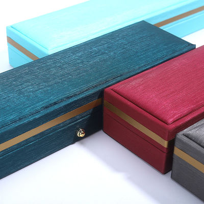 Logotipo personalizado Caja de joyas de cuero PU para anillo de boda Collar Brazalete de Hanhong