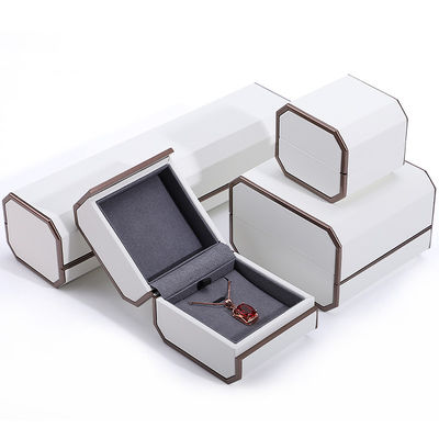 comprar Paquete de joyas de cuero PU blanco para anillos de tamaño personalizado collares y pulseras online manufacture