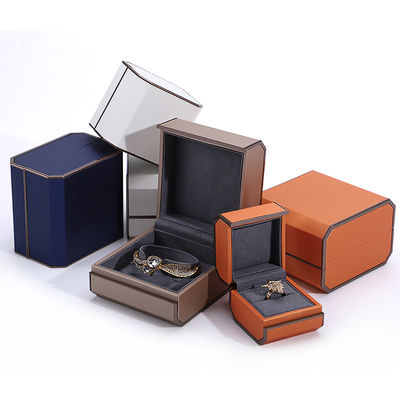 Caja de embalaje de joyas de cuero de oro de PU elegante a medida para anillos collares y pulseras
