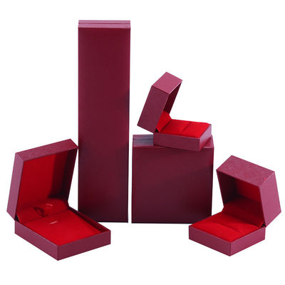 Fabricación al por mayor de joyería cuadrada de lujo Caja de joyería personalizada de alta gama Collar Brazalete Aretes Anillo conjunto de joyas Embalaje papel de cartón flip rojo Caja de joyas con logotipo