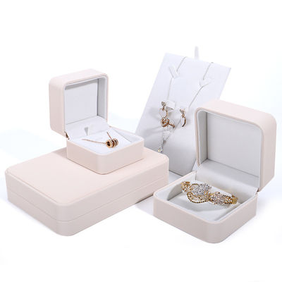 Caja de embalaje de collar de lujo personalizado con cuero de PU blanco y revestimiento de terciopelo Contacte con nosotros