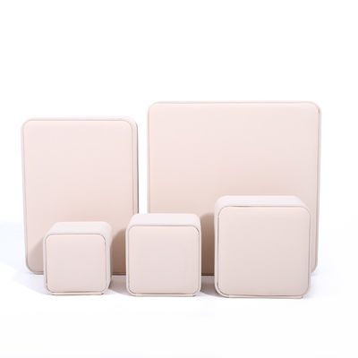 Caja de embalaje de collar de lujo personalizado con cuero de PU blanco y revestimiento de terciopelo Contacte con nosotros