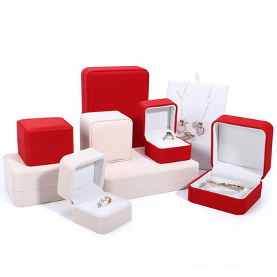 Caja de embalaje de collar de lujo personalizado en cuero PU rojo con revestimiento de terciopelo y Contacta con nosotros