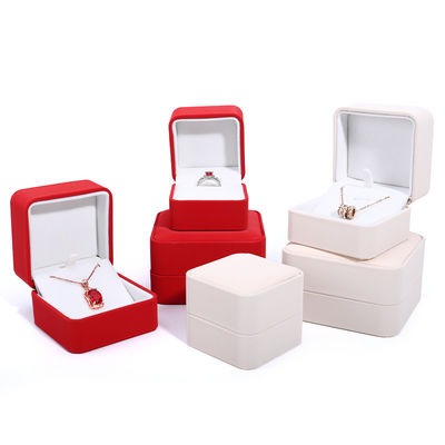 Caja de embalaje de collar de lujo personalizado en cuero PU rojo con revestimiento de terciopelo y Contacta con nosotros