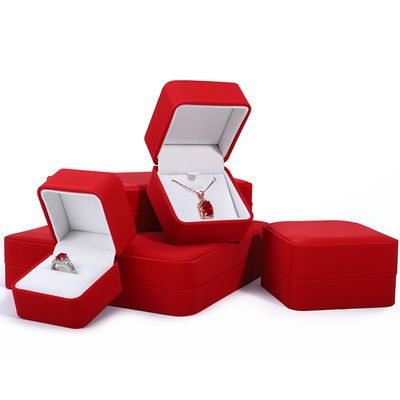 Caja de embalaje de collar de lujo personalizado en cuero PU rojo con revestimiento de terciopelo y Contacta con nosotros