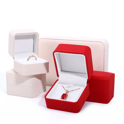 Caja de embalaje de collar de lujo personalizado en cuero PU rojo con revestimiento de terciopelo y Contacta con nosotros