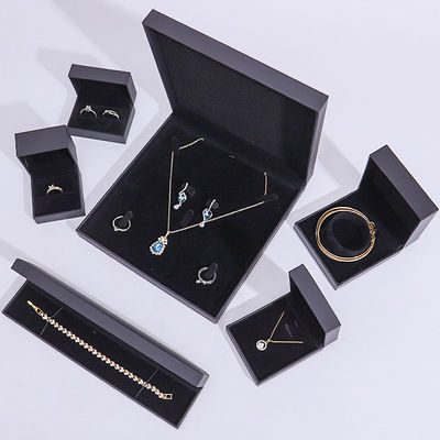comprar Embalaje de lujo Caja de joyas de papel Diseño personalizado para brazalete Collar de anillo online manufacture