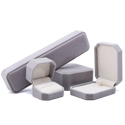 Caja de joyería octogonal de flanilla gris personalizada para collares Brazaletes y anillos