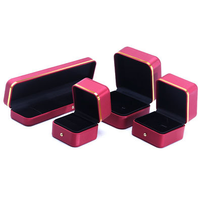 comprar Caja de joyas de cuero de grado rojo para el estilo más nuevo brazalete rectángulo collar Reloj regalo online manufacture