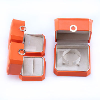 Caja de embalaje de joyas de cuero PU de color naranja cuadrado para brazalete de collar y anillo de bodas