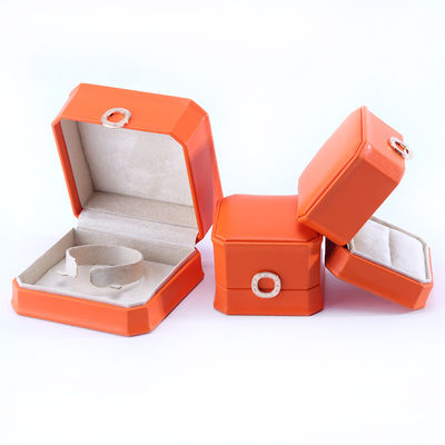 Caja de embalaje de joyas de cuero PU de color naranja cuadrado para brazalete de collar y anillo de bodas