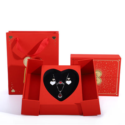 Envase en forma de corazón para el collar del día de San Valentín