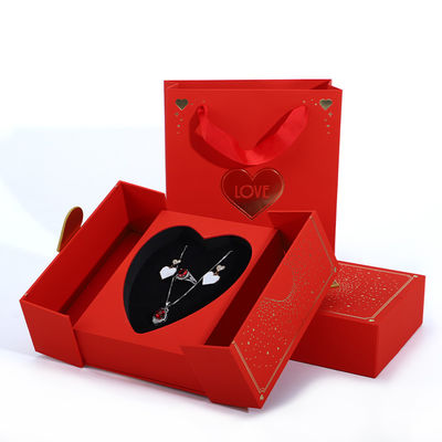 Envase en forma de corazón para el collar del día de San Valentín