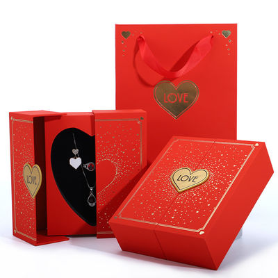Envase en forma de corazón para el collar del día de San Valentín