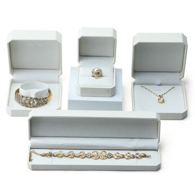 comprar Envase de joyas Hanhong para pendientes Brazalete Caja de almacenamiento en cuero blanco 10*10*5cm online manufacture