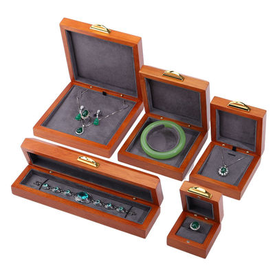 comprar Logotipo en relieve personalizado de lujo caja de joyería de madera embalaje para el set de collar de pulsera online manufacture