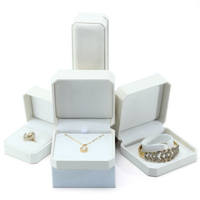 Envase de joyas Hanhong para pendientes Brazalete Caja de almacenamiento en cuero blanco 10*10*5cm