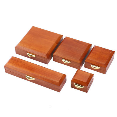 Logotipo en relieve personalizado de lujo caja de joyería de madera embalaje para el set de collar de pulsera