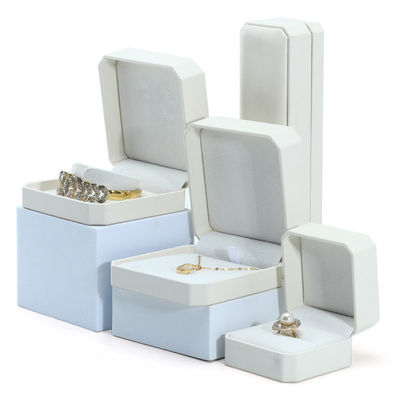 Envase de joyas Hanhong para pendientes Brazalete Caja de almacenamiento en cuero blanco 10*10*5cm