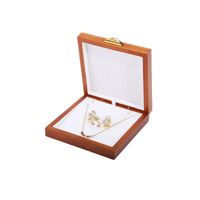 Rectángulo hecho a mano Logotipo personalizado Caja de joyería de madera para brazalete Collar de anillo