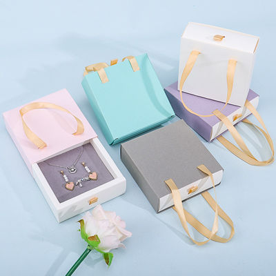 Discreto cartón papel joyería caja de embalaje de regalo con bolsa para el almacenamiento