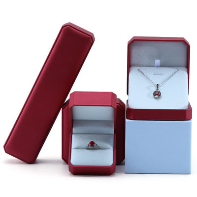 Caja de embalaje de joyas de lujo personalizada con artesanía exquisita de cuero rojo hecha a mano