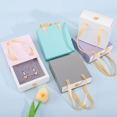 Discreto cartón papel joyería caja de embalaje de regalo con bolsa para el almacenamiento