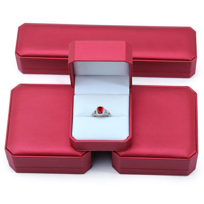 Caja de embalaje de joyas de lujo personalizada con artesanía exquisita de cuero rojo hecha a mano