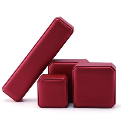 Caja de embalaje de joyas de lujo personalizada con artesanía exquisita de cuero rojo hecha a mano