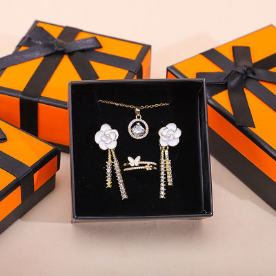 Fabricación al por mayor Hign end Joyería Caja de embalaje Logotipo personalizado de lujo Collar Brazalete de oreja Anillo de joyería Conjunto de embalaje Papel de cartón Caja de joyería con mariposa
