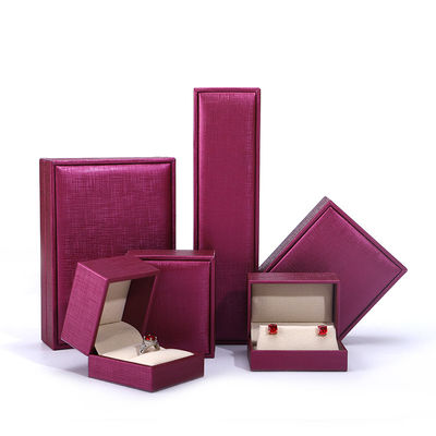 China fabricación mayorista de joyería de lujo Envasado en caja de alta gama personalizada collar brazalete arete anillo de oreja Envasado rosa Rojo Pu caja de joyería de cuero con logotipo
