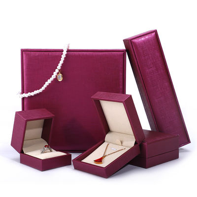 China fabricación mayorista de joyería de lujo Envasado en caja de alta gama personalizada collar brazalete arete anillo de oreja Envasado rosa Rojo Pu caja de joyería de cuero con logotipo