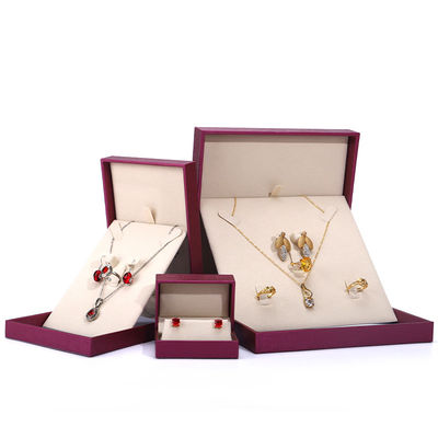 China fabricación mayorista de joyería de lujo Envasado en caja de alta gama personalizada collar brazalete arete anillo de oreja Envasado rosa Rojo Pu caja de joyería de cuero con logotipo