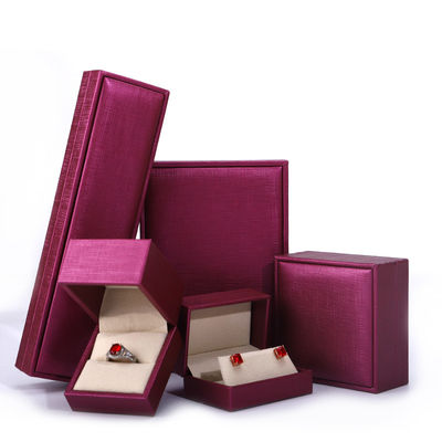 China fabricación mayorista de joyería de lujo Envasado en caja de alta gama personalizada collar brazalete arete anillo de oreja Envasado rosa Rojo Pu caja de joyería de cuero con logotipo