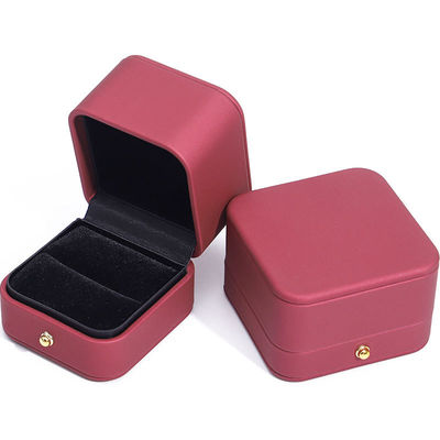 Caja de embalaje con botón dorado