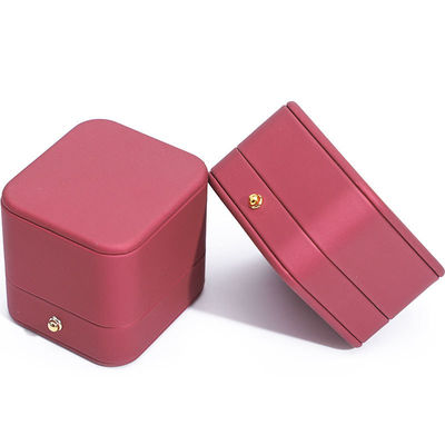 Caja de embalaje con botón dorado