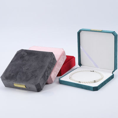 Caja de almacenamiento de collar de perlas de terciopelo multicolor con escudilla de oro