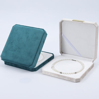 Caja de almacenamiento de collar de perlas de terciopelo multicolor con escudilla de oro