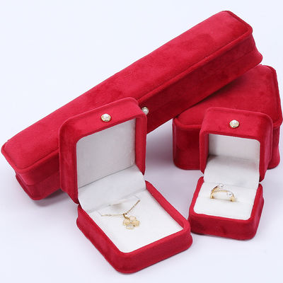 Venta al por mayor Fabricación de joyas de terciopelo de lujo Embalaje Caja Logotipo personalizado Collar Brazalete Orecillos Anillo Embalaje de terciopelo rojo Caja de joyas