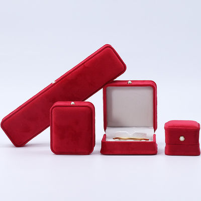 Venta al por mayor Fabricación de joyas de terciopelo de lujo Embalaje Caja Logotipo personalizado Collar Brazalete Orecillos Anillo Embalaje de terciopelo rojo Caja de joyas