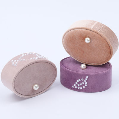 Caja de anillos de terciopelo mini ovalado, caja de almacenamiento de anillos con adornos de perlas.