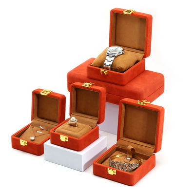 comprar Envase de almacenamiento de joyas de lujo de terciopelo rojo suave y elegante con cierre de hebilla de oro online manufacture